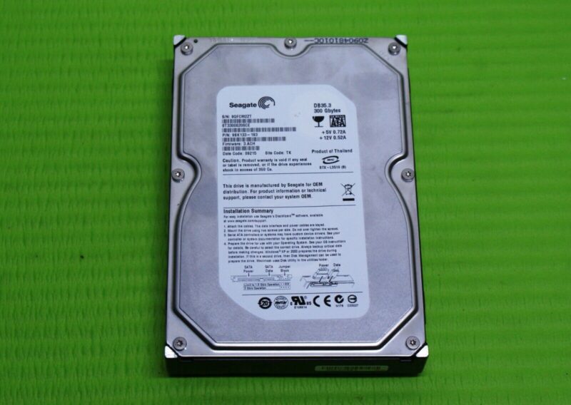 SEAGATE DB35.3 300GB 3.5" SATA P/N: 9BK133-193 ST3300820SCE FIRMWARE: 3.ACH