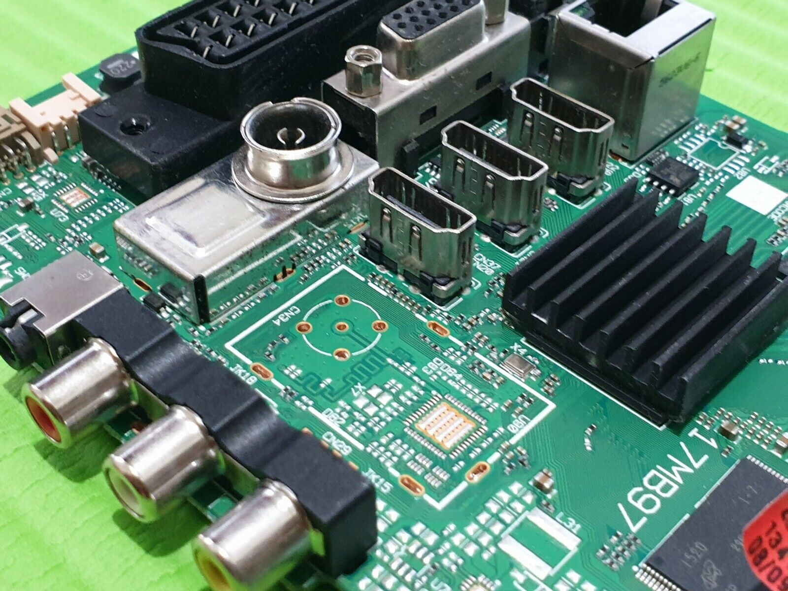 MAIN BOARD MB FR FINLUX 42FME249S-T TV 17MB97 23296241 SCREEN:LC420DUJ (SG) (E1) - Image 4