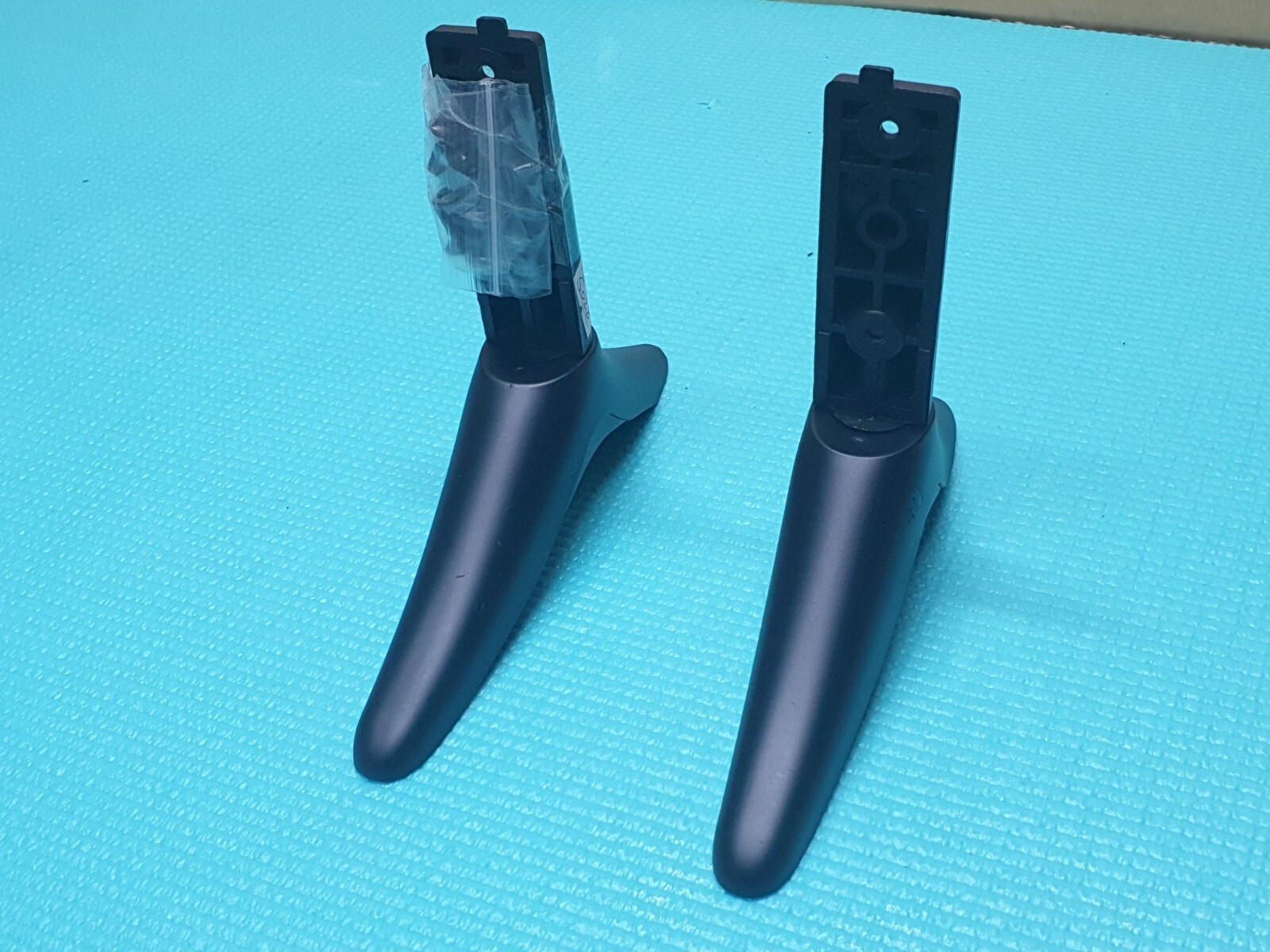 TABLETOP STAND BASE LEGS JTC0132005B JT0132005B/01 JTC132006 LUX0132007 32" TV - Image 2