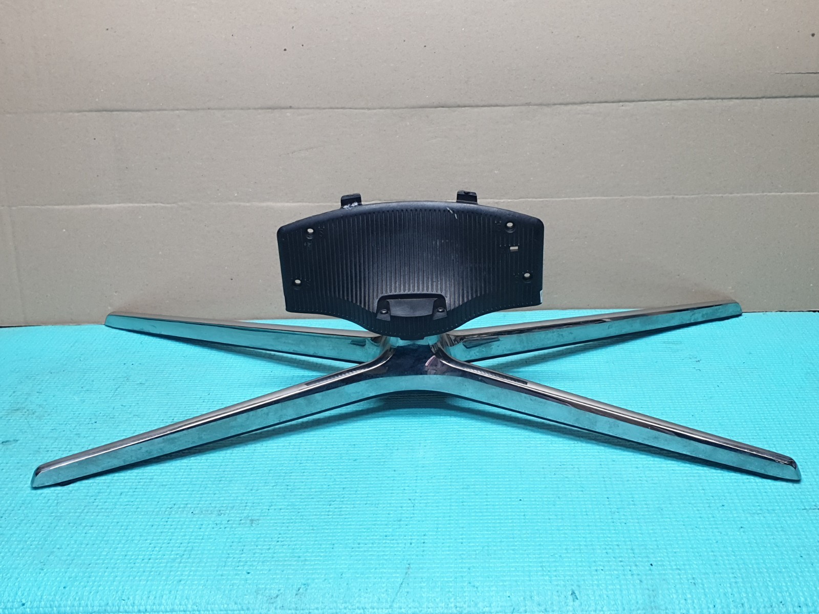 BASE STAND FR UE39F5300 UE46F5300 UE46F6800SB UE46F6670 TVs + SCREWS BN61-08823X - Image 2