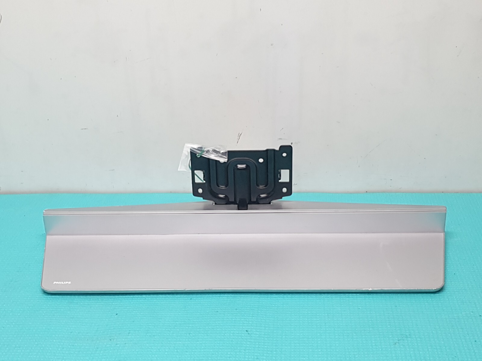 TABLETOP STAND BASE PHILIPS 50PUS8204/12 55PUS8204/12 65PUS8204/12 TV + SCREWS - Image 2
