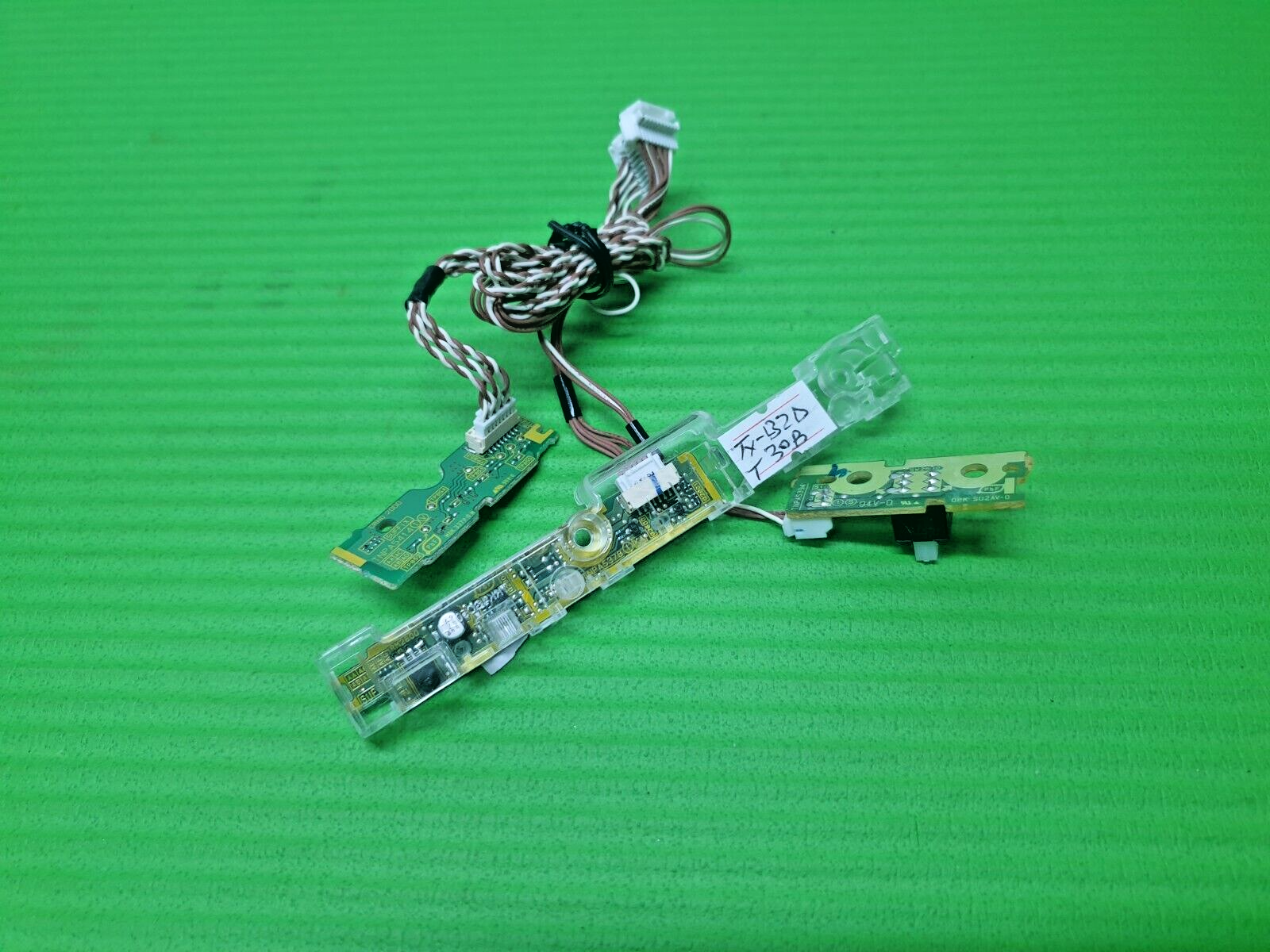 IR REMOTE CONTROL SENSOR UNIT + POWER BUTTON PANASONIC TX-L32DT30B TV TXNKA1MCUH