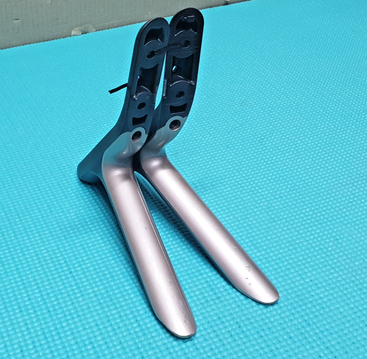 COMPLETE ORIGINAL BASE STAND FEET LEGS 42LF850 42LB6510 TV + SCREWS MAZ638575 - Image 2