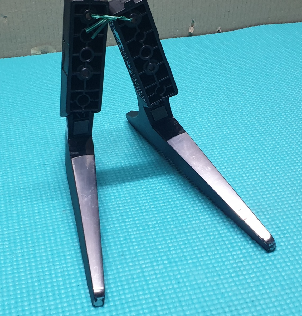 COMPLETE ORIGINAL BASE STAND FEET LEGS LG 49UH610 55UH615V TV + SCREWS MAM639046 - Image 2