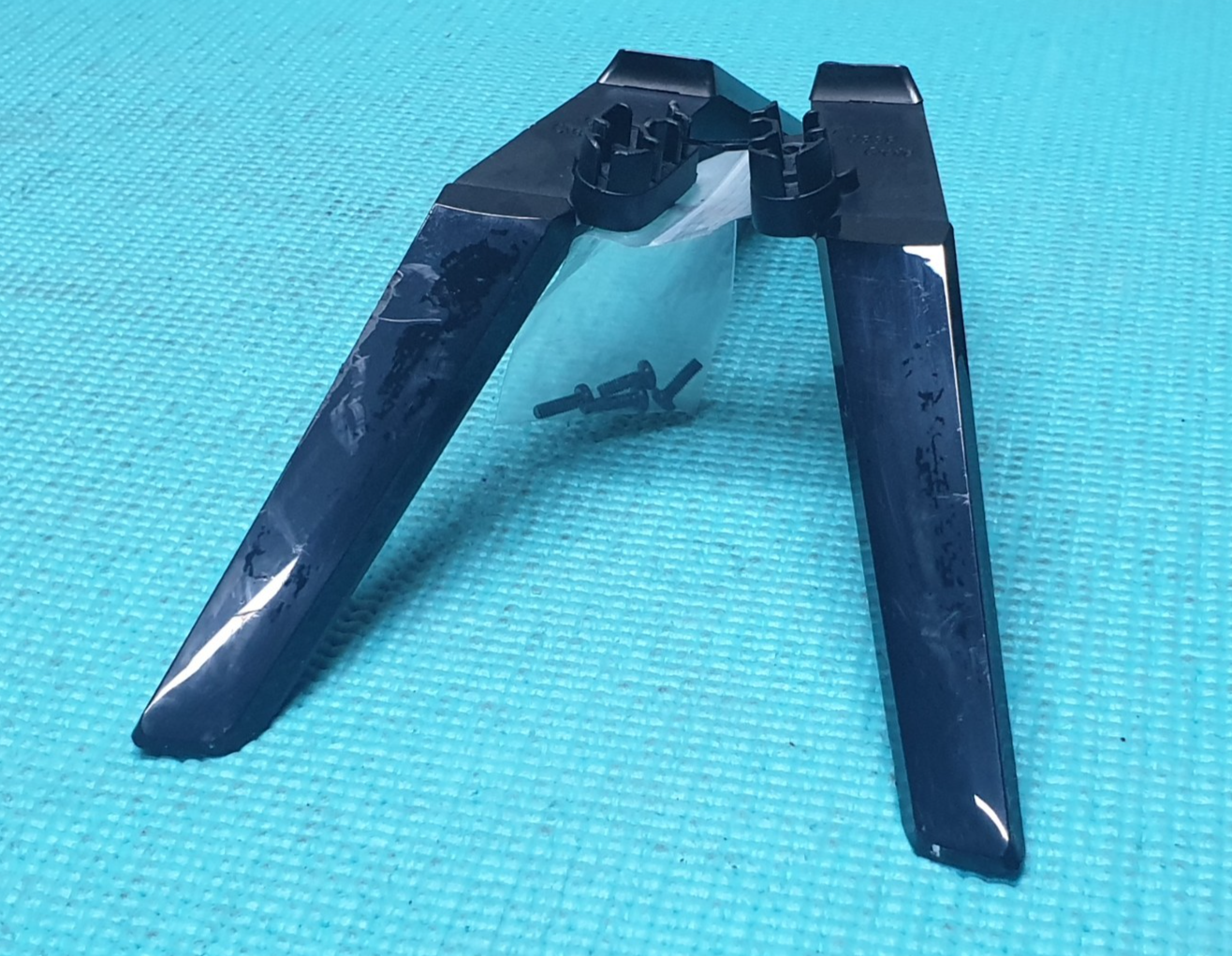 TABLETOP STAND BASE LEGS HISENSE H65N5750UK H60NEC5600UK LED TV R 0989 L 0989 - Image 3