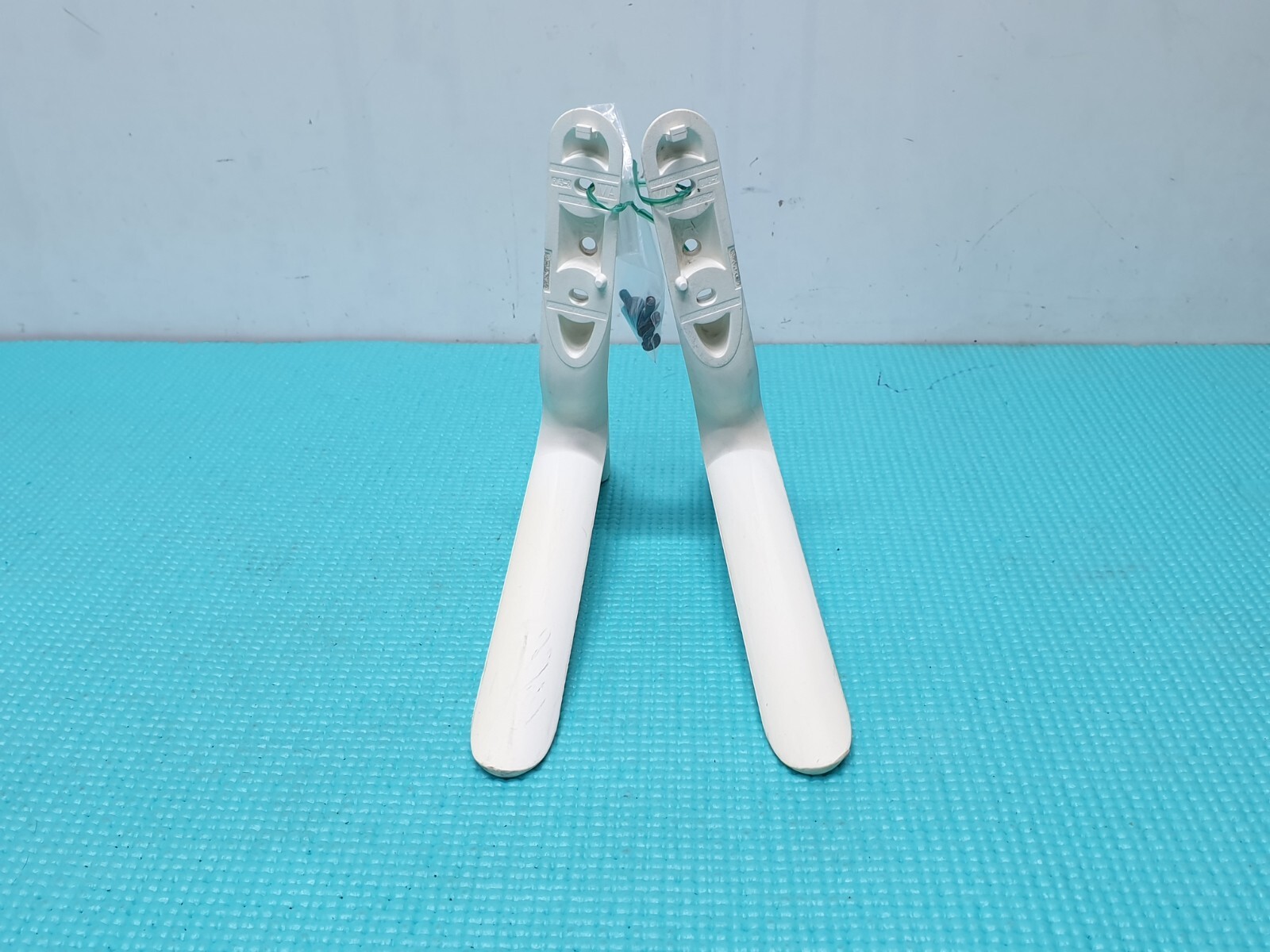 WHITE FEET STAND LEGS PAIR LG 39LB550 39LB550V 39LB5600 39LB5700 LED TV + SCREWS