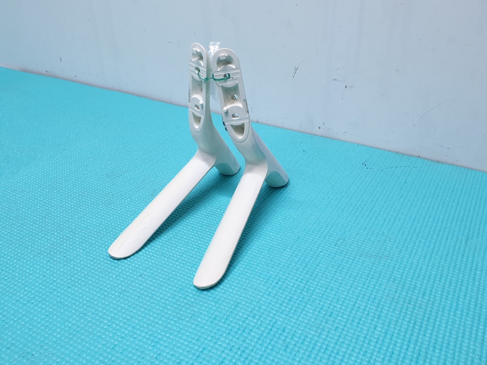 WHITE FEET STAND LEGS PAIR LG 39LB550 39LB550V 39LB5600 39LB5700 LED TV + SCREWS - Image 3