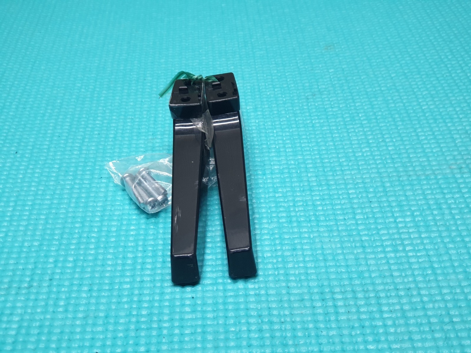 TABLETOP STAND LEGS 32/133O 32/138O 32/136O 32/149O 32/138M 32A23B-HD TV 1432KP0