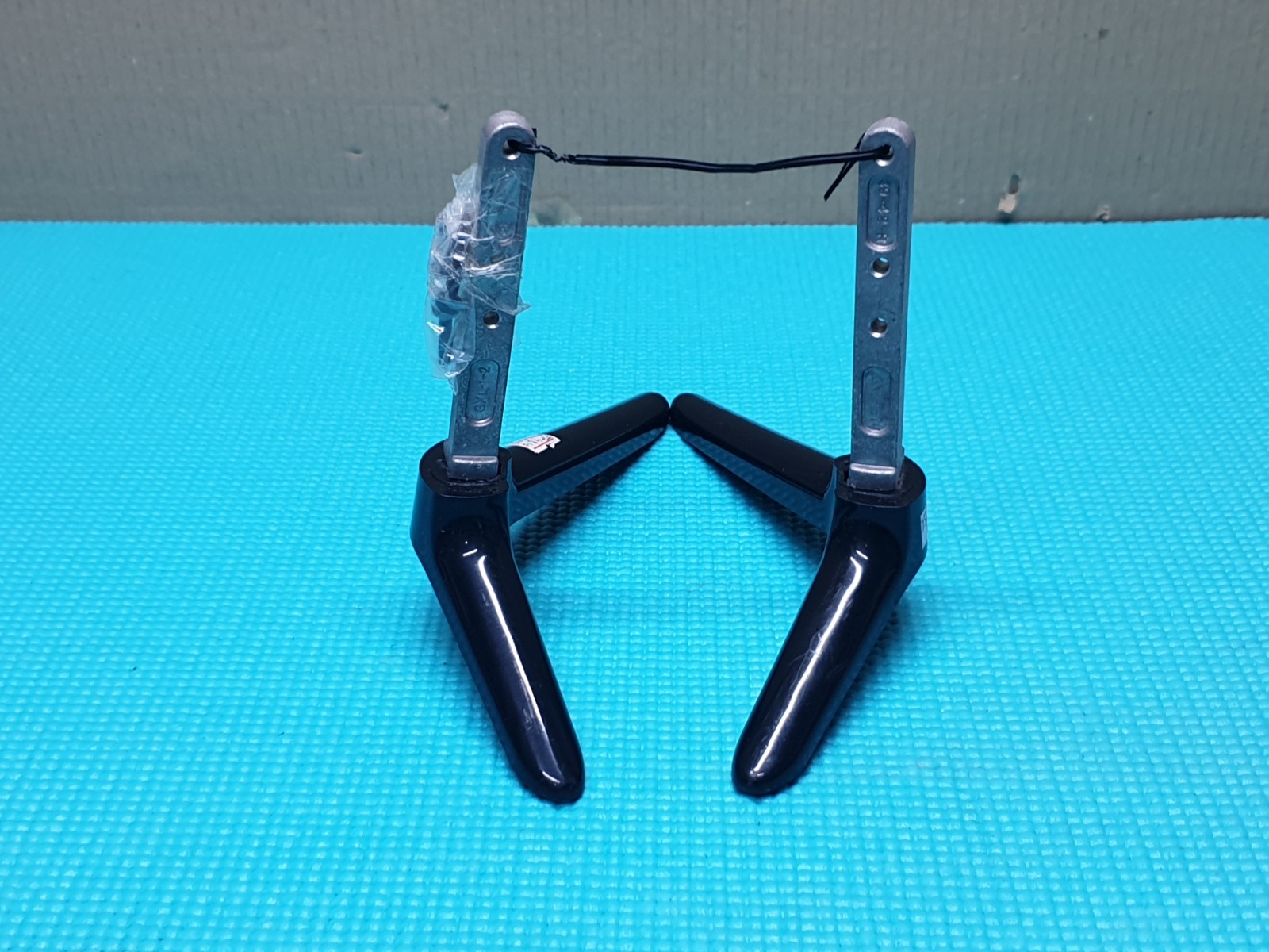 COMPLETE ORIGINAL BASE STAND FEET FOR BAIRD TI4310DLEDDS 43" LED TV + SCREWS - Image 2