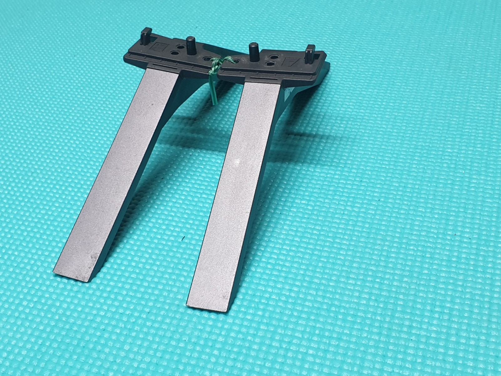 TABLETOP STAND BASE LEGS FOR LG 60UJ651V 65UJ651V 60UJ630V 65UJ630V TV + SCREWS - Image 2