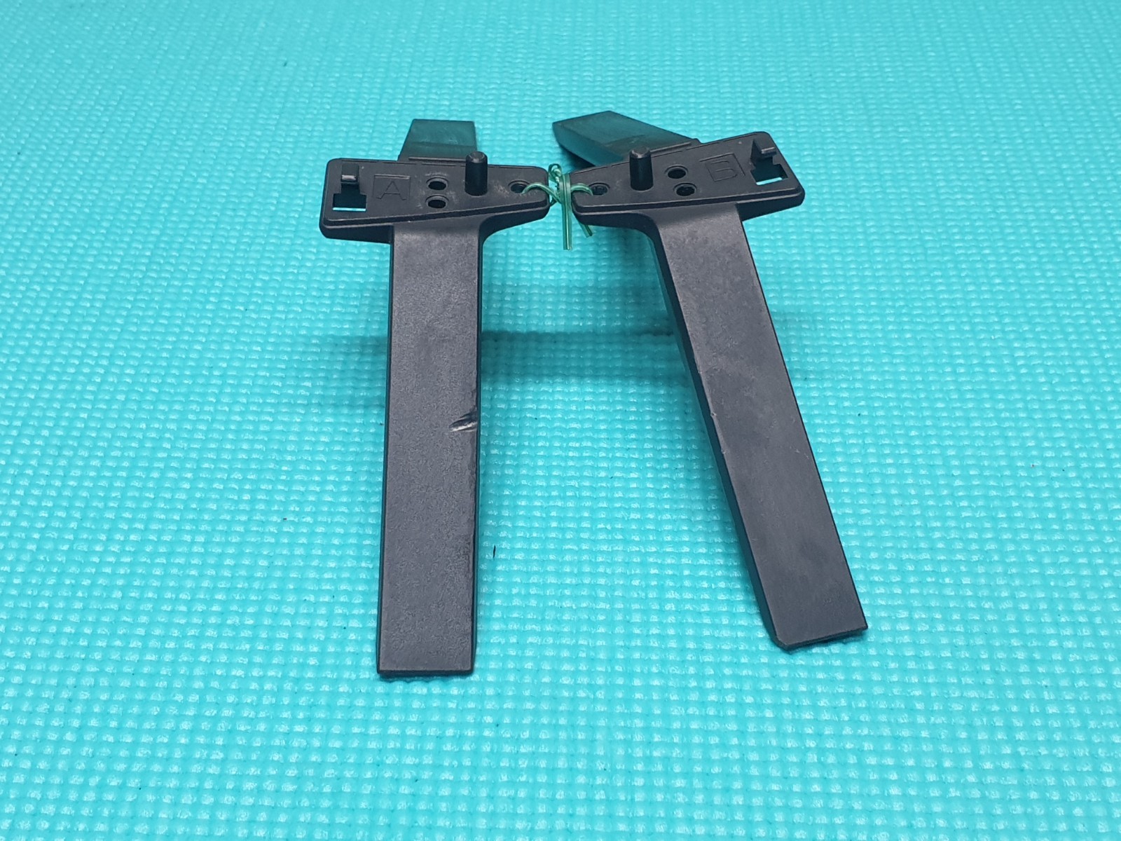 TABLETOP STAND BASE LEGS FOR LG 60UJ651V 65UJ651V 60UJ630V 65UJ630V TV + SCREWS - Image 3
