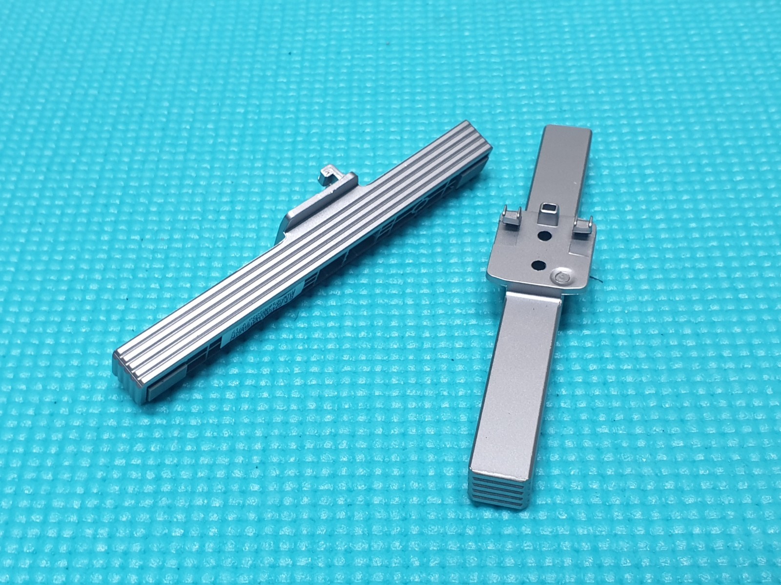 ORIGINAL STAND BASE LEGS FOR PHILIPS 24PFT5525/05 24PFT5505/05 24" TV + SCREWS - Image 2