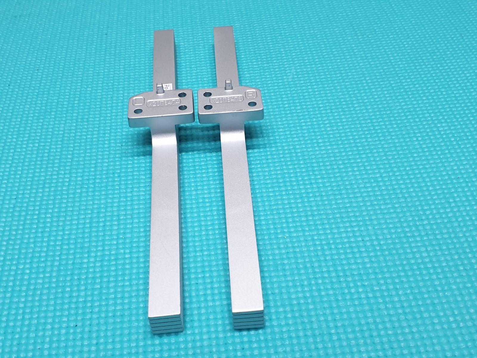 COMPLETE ORIGINAL BASE STAND FEET PHILIPS 70PUS7855/12 70" TV X20T8473 + SCREWS - Image 2
