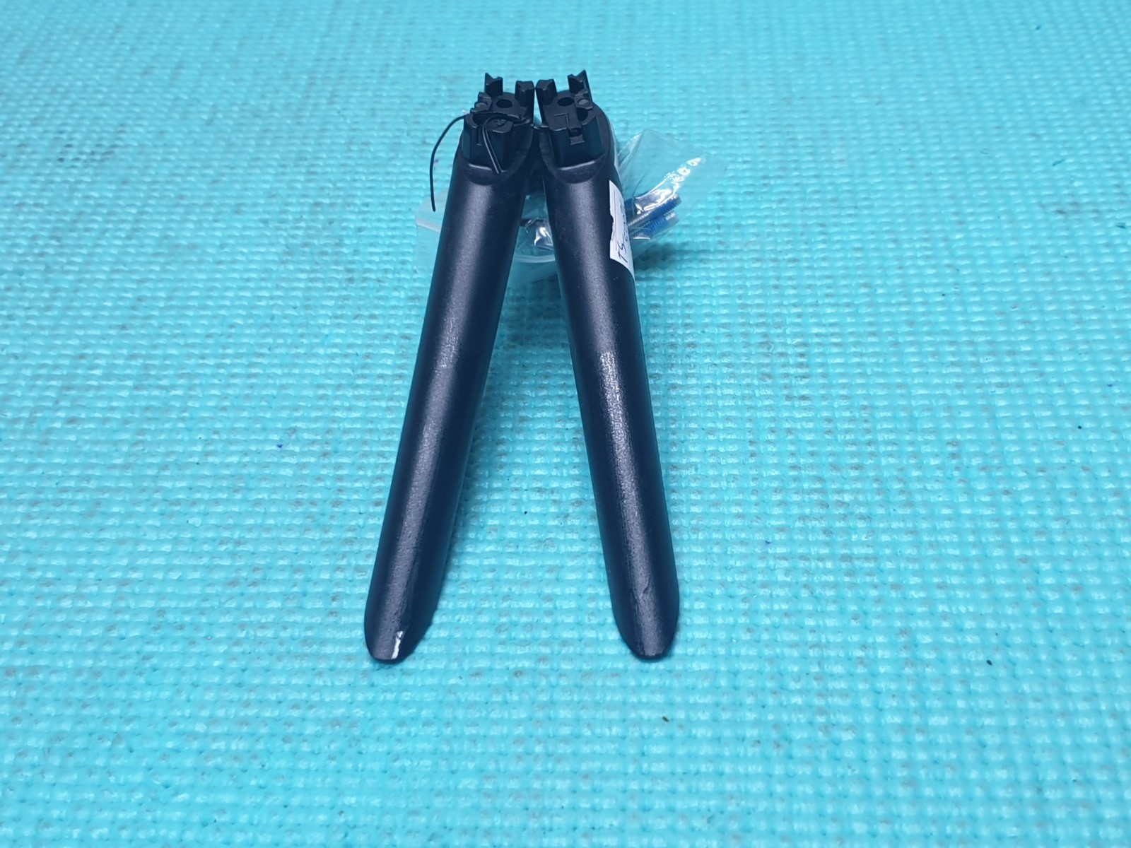TABLETOP STAND BASE LEGS FOR HISENSE H40B5600 H40B5600UK 40" LED TV L/R