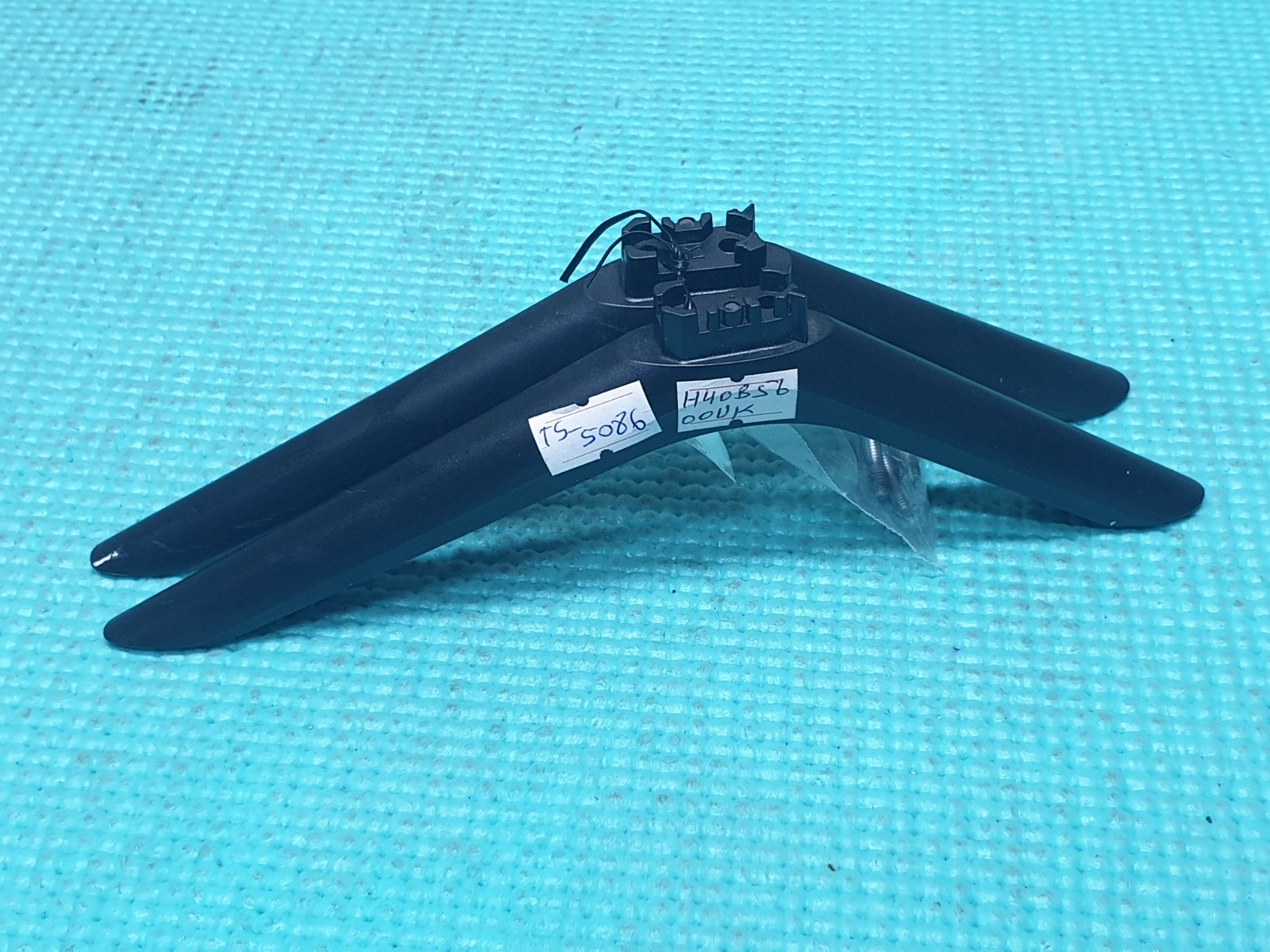 TABLETOP STAND BASE LEGS FOR HISENSE H40B5600 H40B5600UK 40" LED TV L/R - Image 2