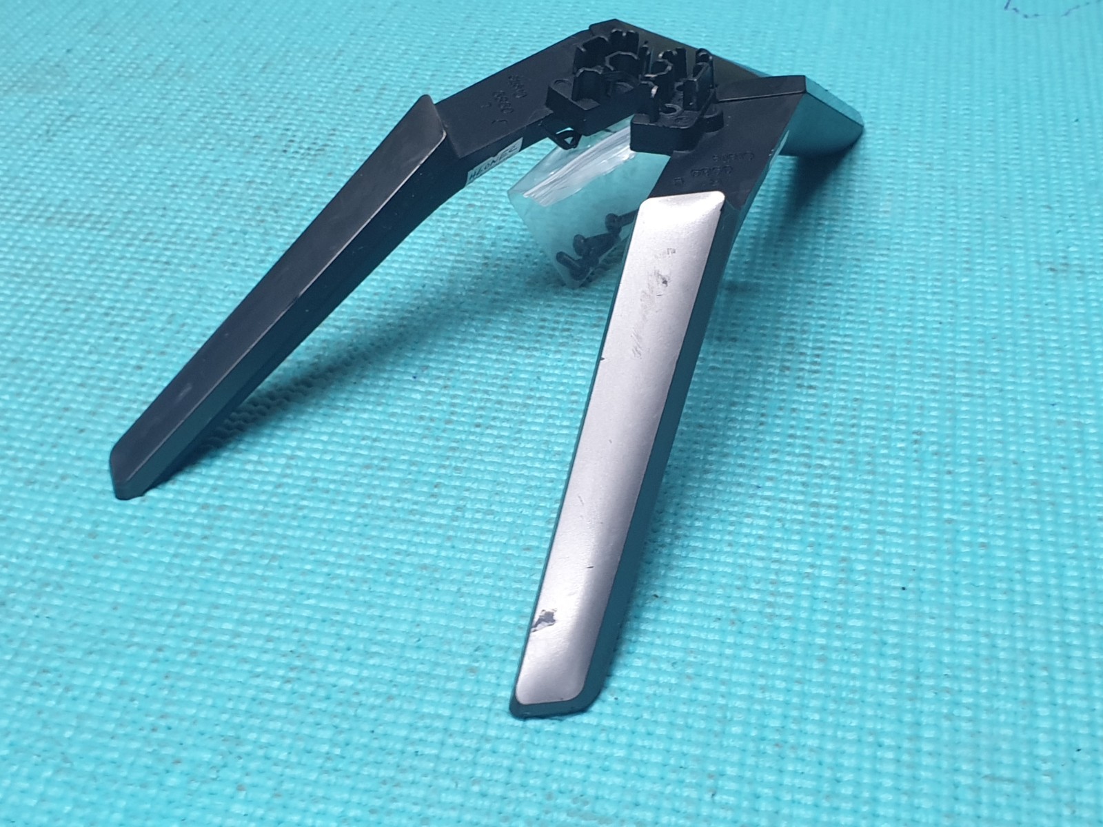 TABLETOP STAND BASE LEGS HISENSE H65N5750UK H60NEC5600UK LED TV R 0989 L 0989